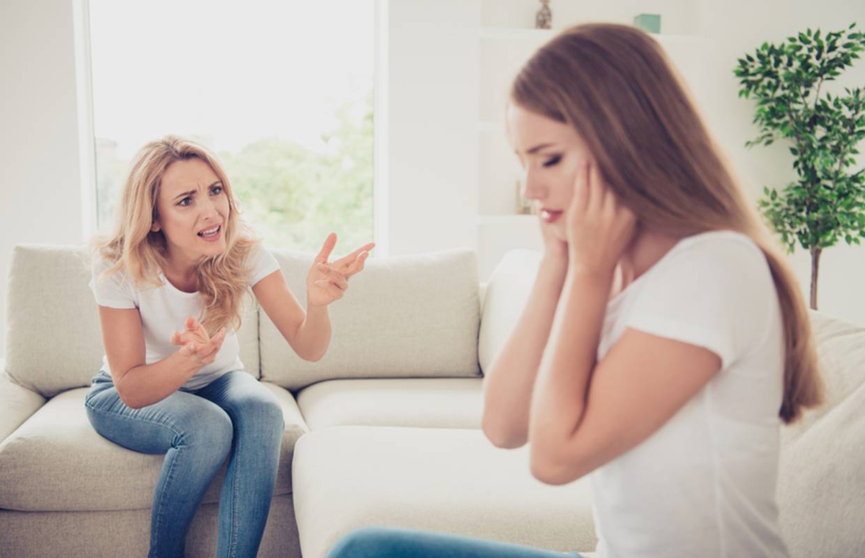 Kći ili sin su u pubertetu, mama u menopauzi: Kako se nositi s 'ratnim' uvjetima u kući?