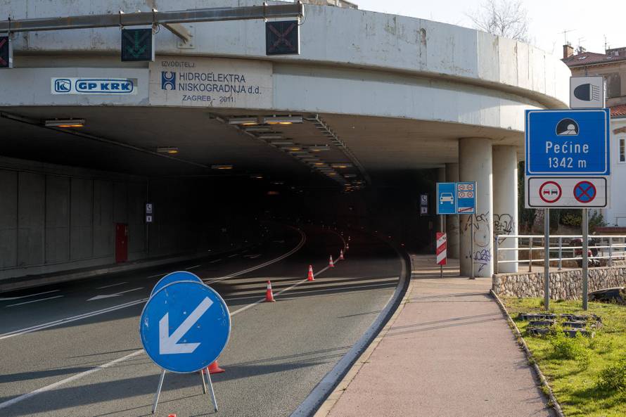 Rijeka: U tunelu Pećine u potpunosti izgorio autobus Autotroleja, vozač prevezen u bolnicu