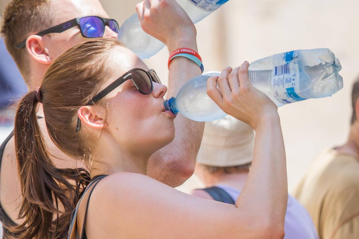 Važno je piti vodu po vrućini, ali pazite da ne pretjerate u tome! To zna biti čak jako opasno