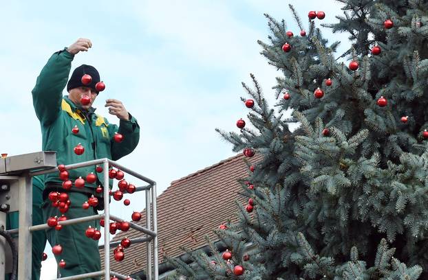 Sisak: Ukrašavanje božićnog drveta u središtu grada