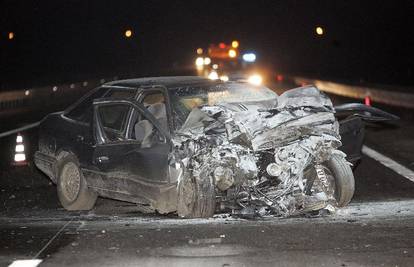 Auto s pet putnika sletio u provaliju, jedan je poginuo