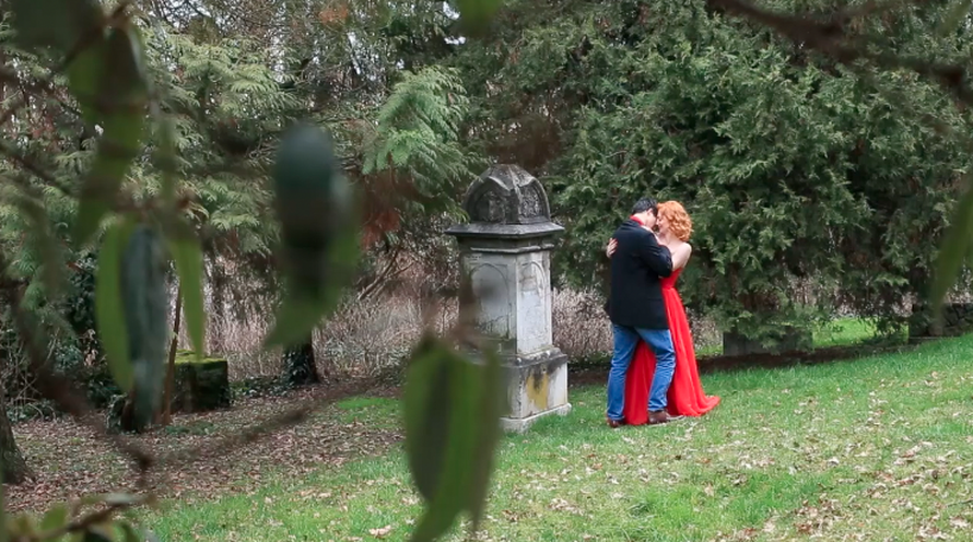 Fatalna Vanda Winter snimala spot u zanosnoj crvenoj haljini