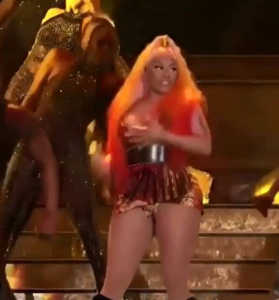 Kratka haljinica je popustila: Nicki Minaj ispale su grudi...