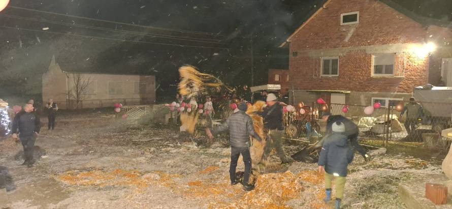 VIDEO Dobili bebu, a susjedi im zatrpali dvorište trakicama: 'Neka, rodila nam se kći Tessa'