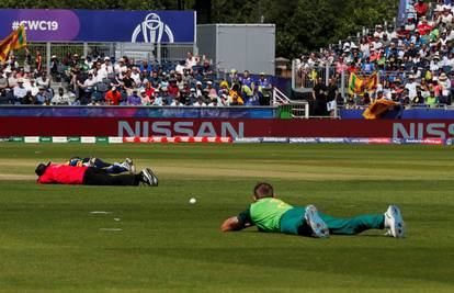 Pčele prekinule Svjetski kup u kriketu, igrači se bacali na tlo