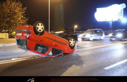 Cliom naletio na parkirani BMW te završio na krovu