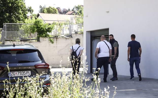 Zagreb: Policijski očevid još uvijek traje gdje su sinoć u ulici Črna voda ubijeni muškarac i žena