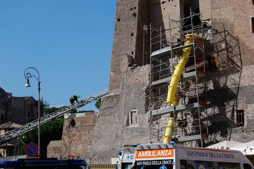 Part of Torre dei Conti tower collapses in Rome