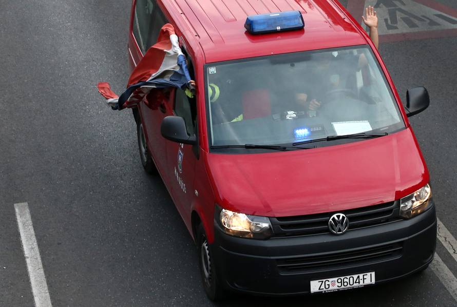 Zagrebački vatrogasci se uz zvukove sirena vratili u Savsku