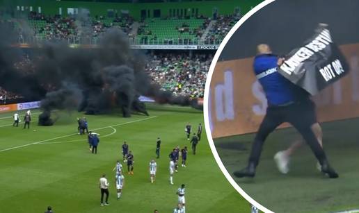 VIDEO Dimne bombe prekinule susret Ajaxa! Huligan upao na teren, zaštitar ga zakucao u pod