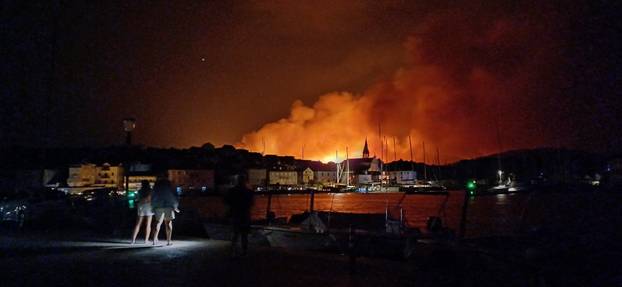 NESTVARNE SCENE Pogledajte kako izgleda nebo iznad Brača. 'Slušajte upute službi...'