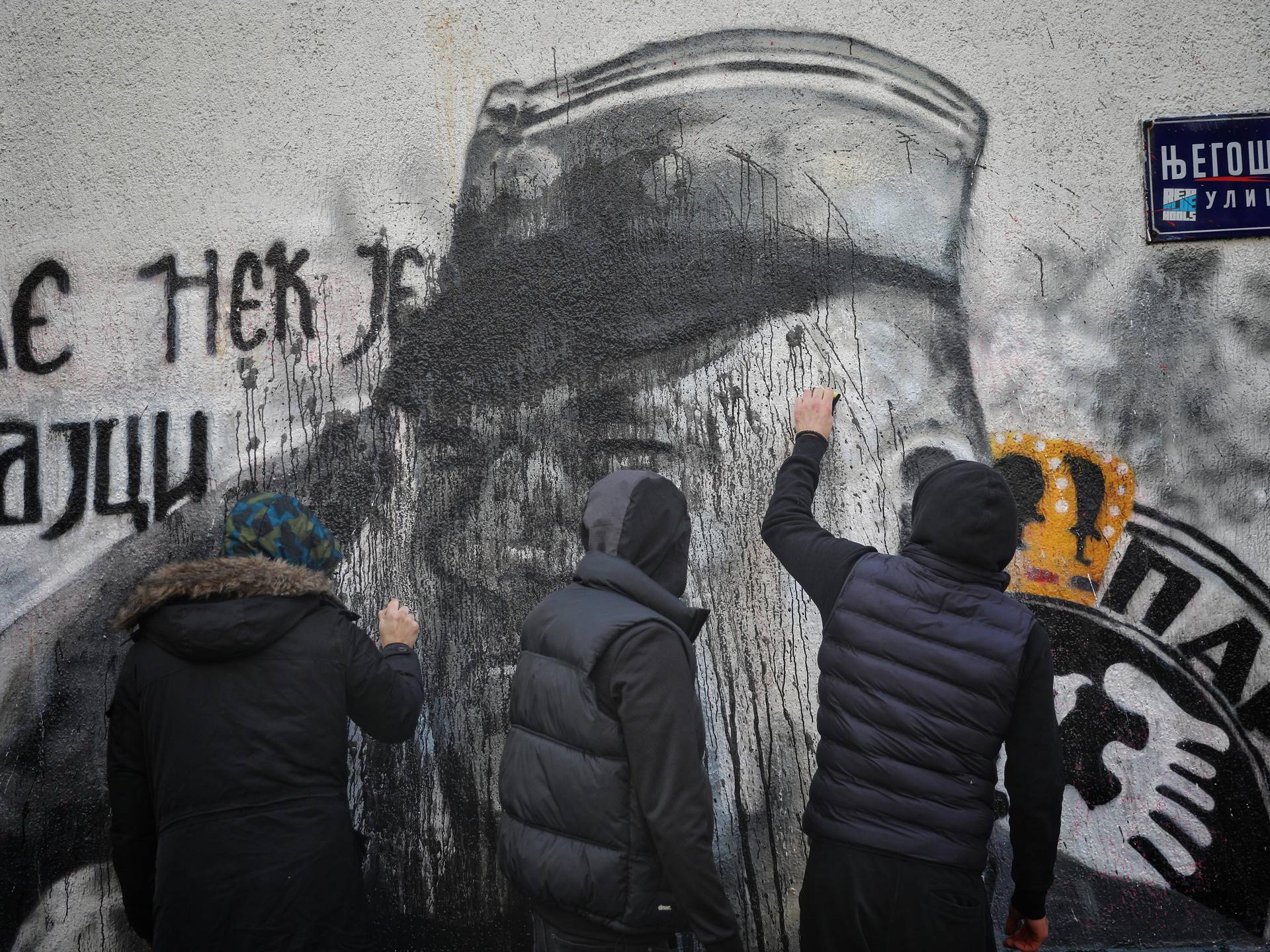 Beograd: Grupa mladića čisti crnu boju koju je netko bacio na Mladićev mural