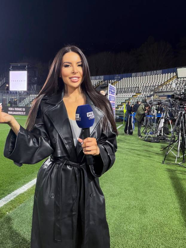 FOTO Tko je bujna TV voditeljica koja se fotkala gola? Šuškalo se da je imala aferu s legendom