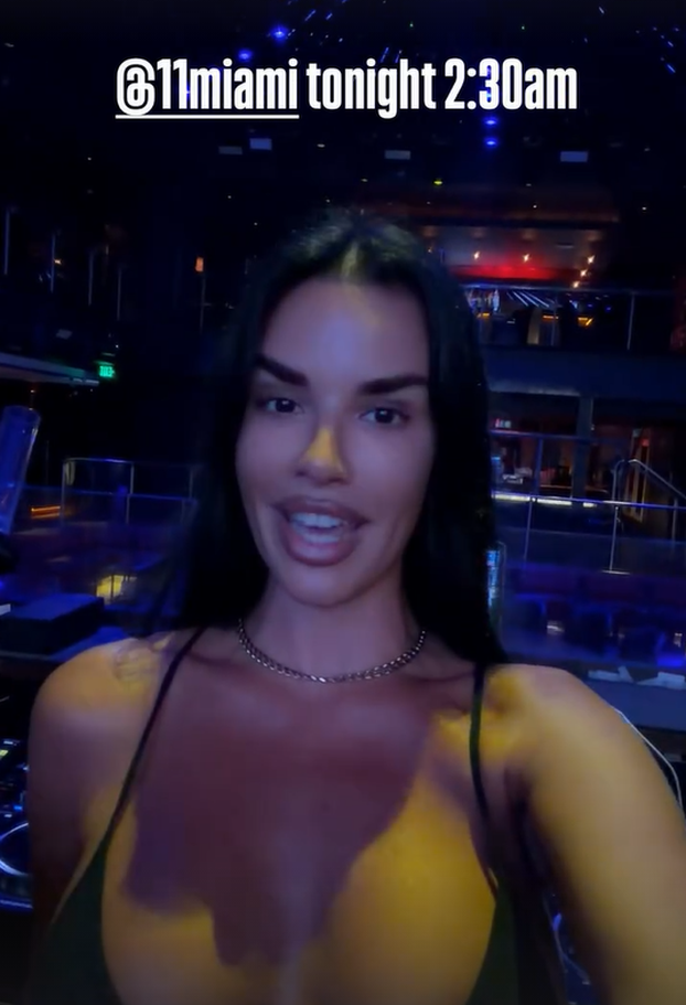 Ivana Knoll pokazala najdublji dekolte dosad! Evo u čemu je zapalila atmosferu na nastupu