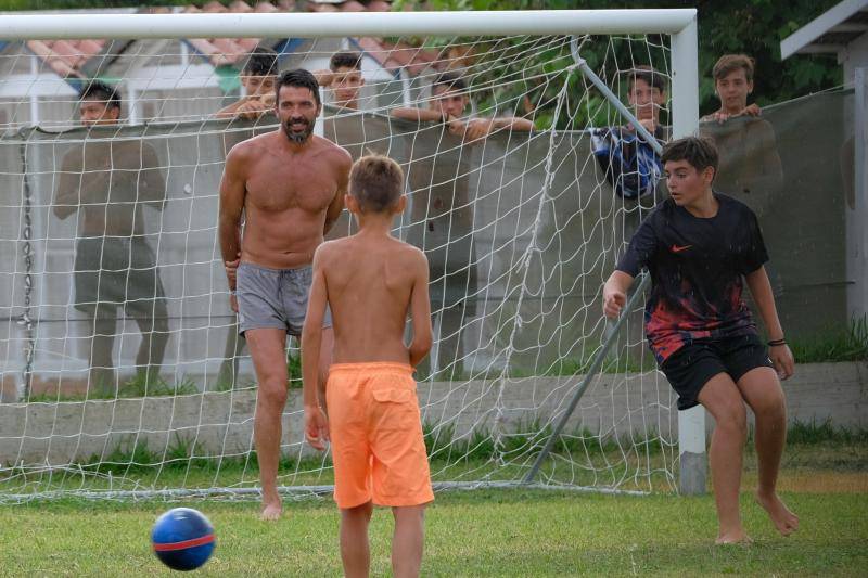 * MINIMUMÃ WEB USAGEÃ FEE * Marina di Massa (MS) Gigi Buffon plays football in the rain with the kids bathroom Bulgarelli MINIMUM PRICE FOR USE WEB 200 Ã¢,Â¬ FOR 10 PHOTOS