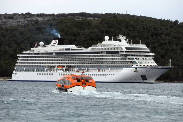 Zbog jakog vjetra kruzer umjesto u Šibeniku usidrio se u Zabla?u