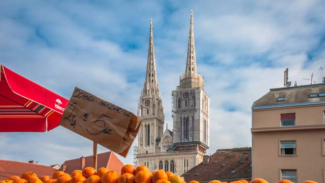 Mandarins,On,Sale,At,Zagreb.,Dolac,Farmers,Market.,Behind,The