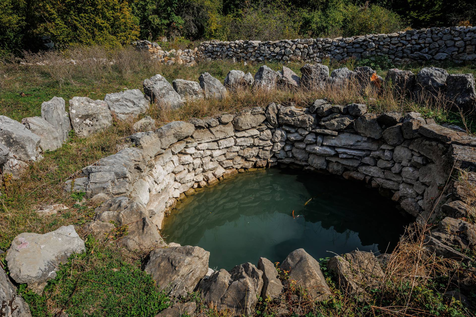 Malo ljudi zna za ove misteriozne bunare u Dalmatinskoj zagori, legenda kaže da nikad nisu presušili