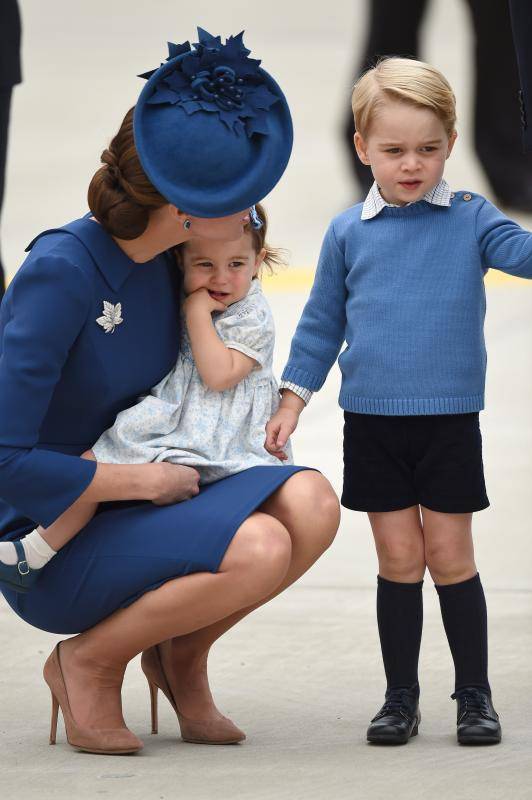 2016 Royal Tour - Day 1 - Arrival at Victoria airport