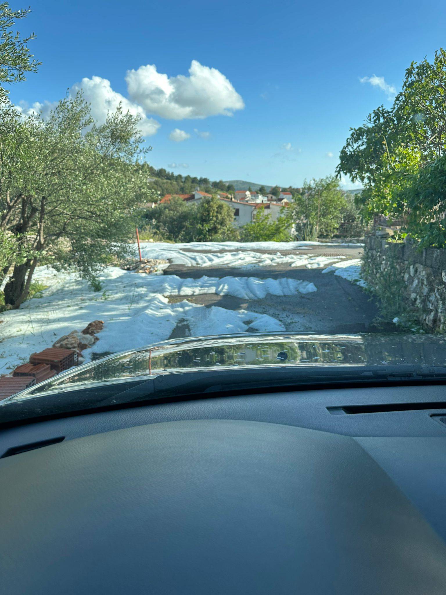 Nevrijeme u Hrvatskoj: Tuča i u Šibeniku, kod Virovitice poplave i obustava  željezničkog prometa