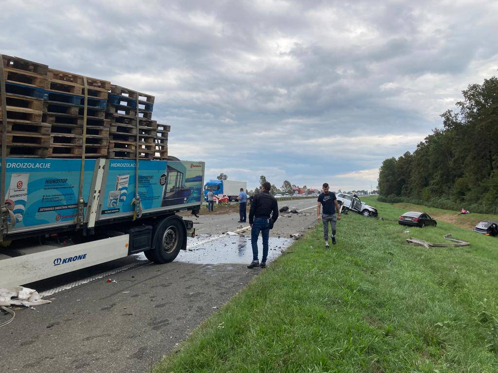 Teška nesreća na A3: Kamion probio ogradu, jedan čovjek poginuo, a još jedan ozlijeđen