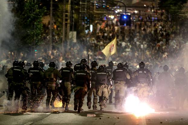 Beograd: Policija rastjerala građane koji su bili okupljeni u Ulici Kneza Miloša, nekoliko građana ozlijeđeno
