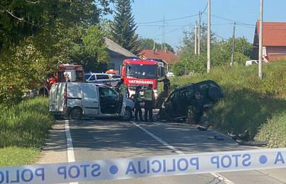 Vozač (22) kombijem prešao u suprotni smjer i zabio se u auto: Teško je ozlijeđen 65-godišnjak