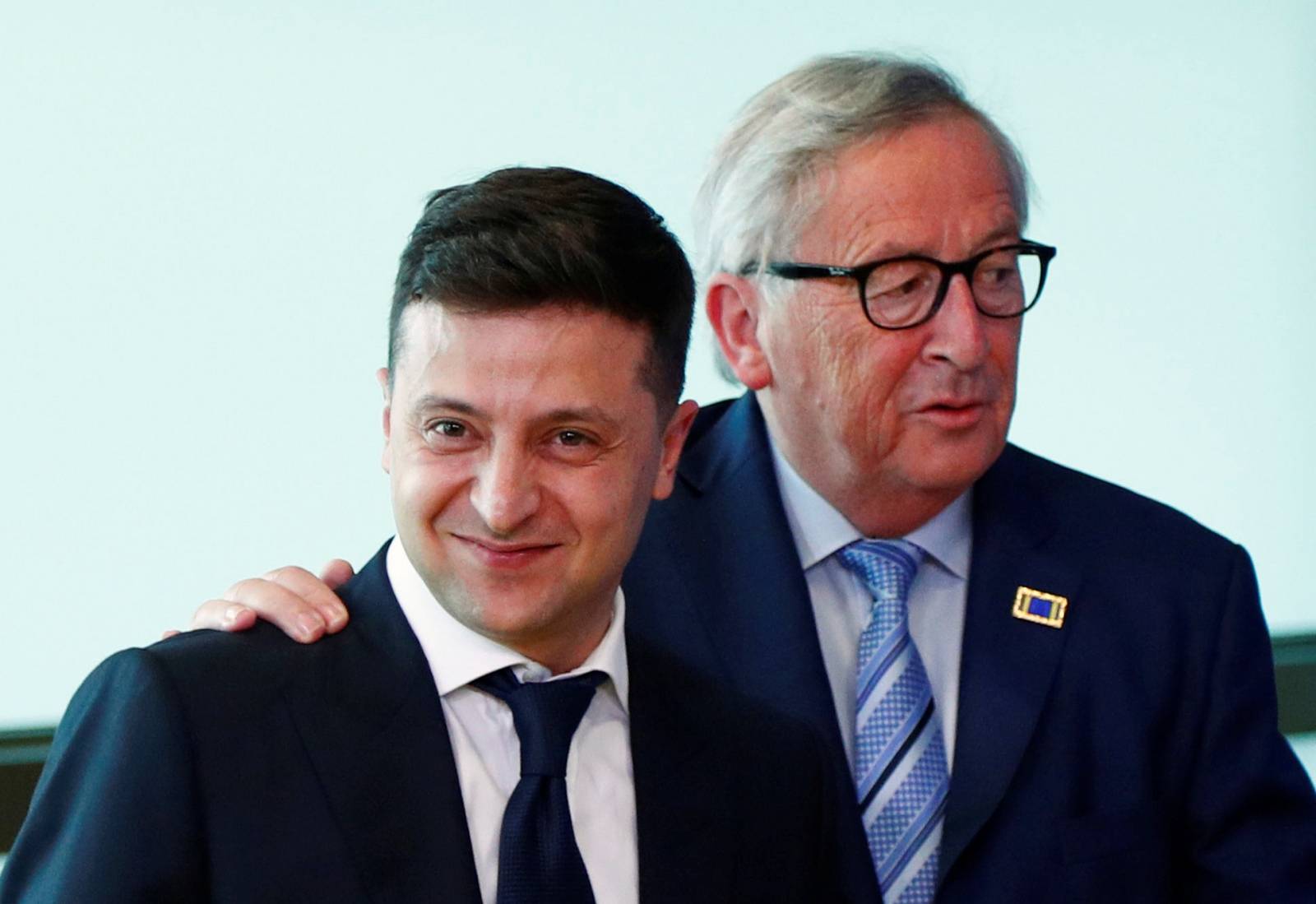 UkrainianÃPresidentÃVolodymyr Zelenskiy poses with EU Commission President Juncker in Brussels