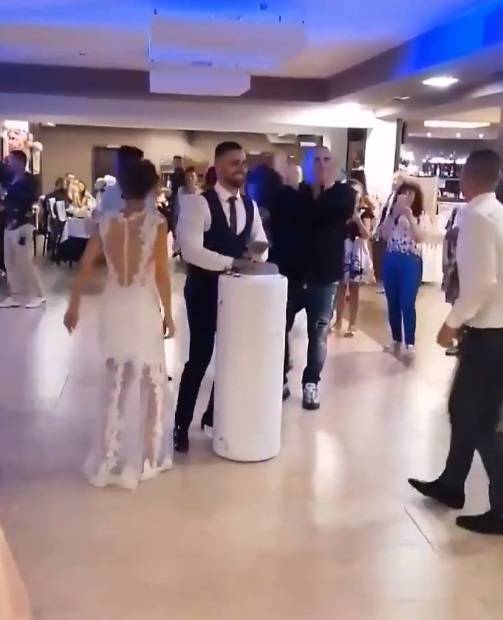 Video sa svadbe u Srbiji postao hit: Kum nosio bojler na ramenu