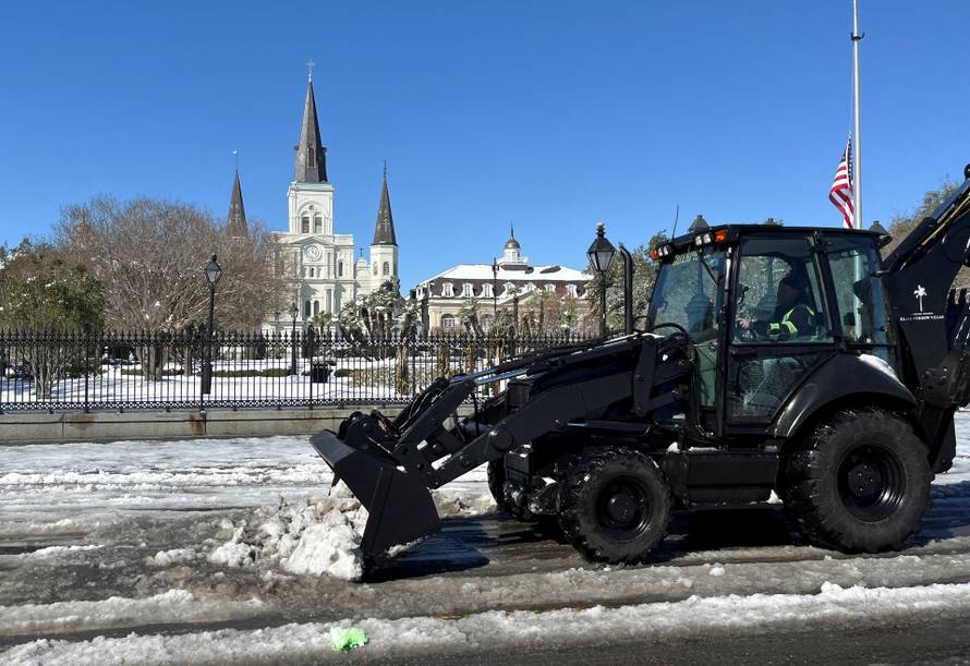 Rare winter snow storm churns across the U.S. Gulf Coast