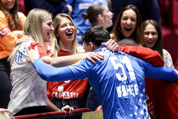 Malmo: Hrvatski rukometaši ipak najviše vole proslavu ulaska u polufinale uz poljupce svojih partnerica i zagrljaje obitelji