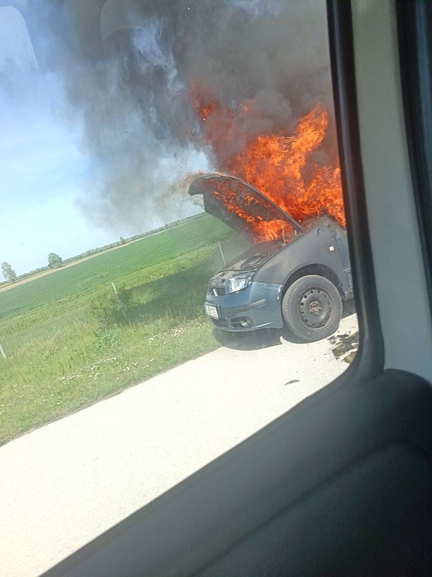 FOTO Izgorio automobil na A3