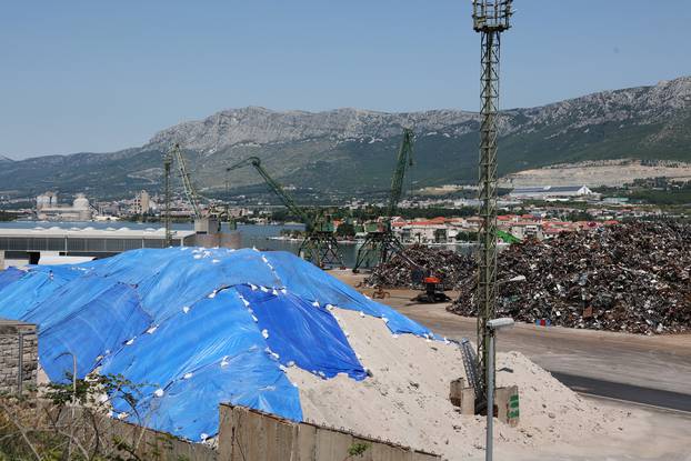 Split: Radnici pokrivaju rasuti teret u Sjevernoj luci koji vjetar raznosi po okolnim naseljima