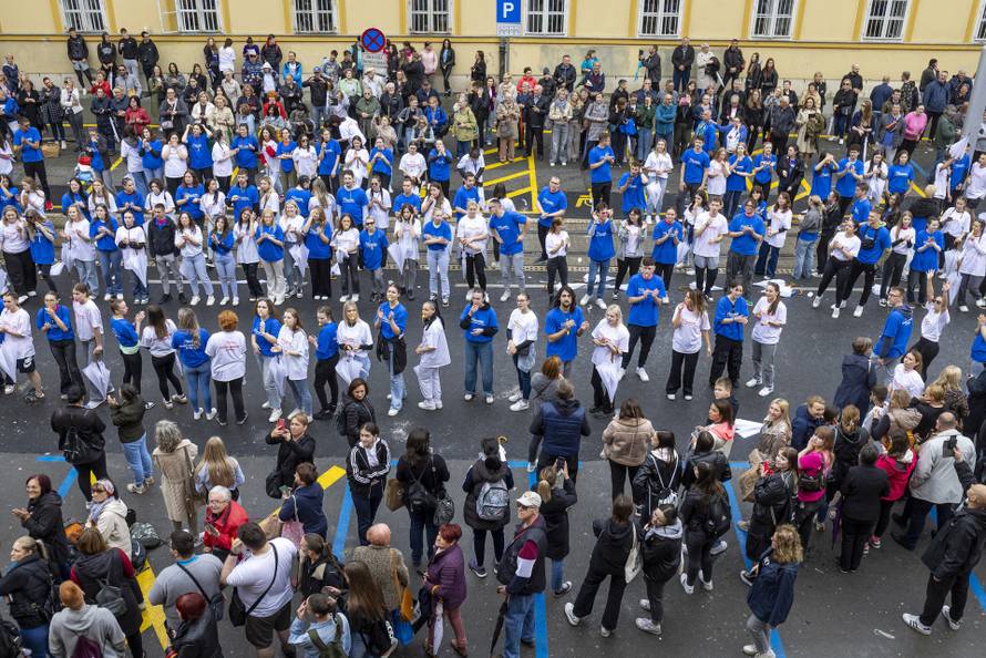 Osječki maturanti unatoč lošem vremenu plesali quadrillu u centru grada