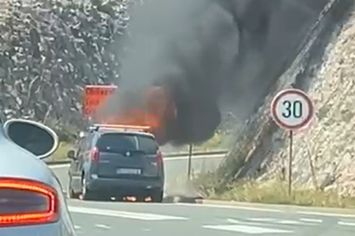 VIDEO Gužve na autocestama: Na A7 se zapalio auto, promet je zbog očevida u prekidu...