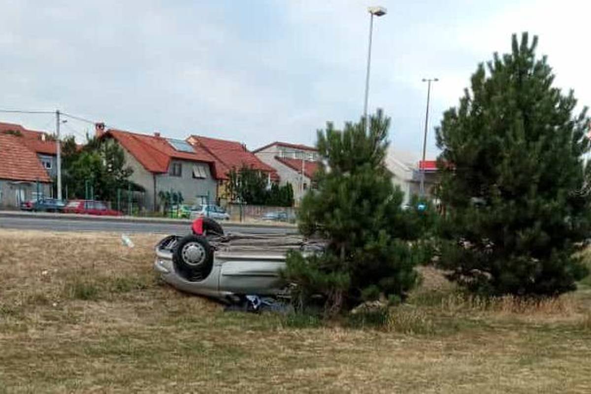 Auto završio na krovu: 'Čuo sam škripu, udario je u rubnik'