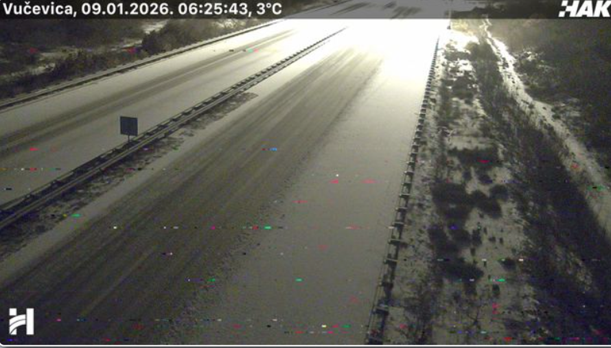 Zaledio vam se auto? Evo što niti slučajno ne smijete raditi