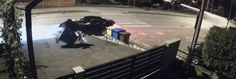 VIDEO divljanja u Karlovcu: Udario je u kontejner, a žena je tamo prošla koju sekundu prije!