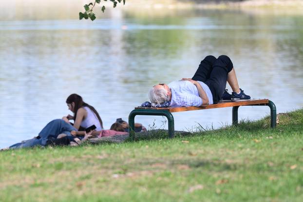 Zagreb: Građani uživaju u sunčanoj nedjelji na Jarunu