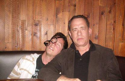 Tom Hanks 'mrtav pijan' pozira s obožavateljem u restoranu