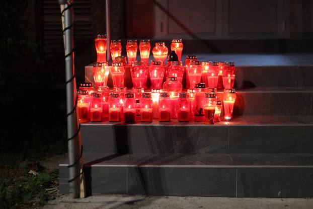 Zagreb: Ljudi pale lampaše ispred zgrade u kojoj je živio Goran Bare