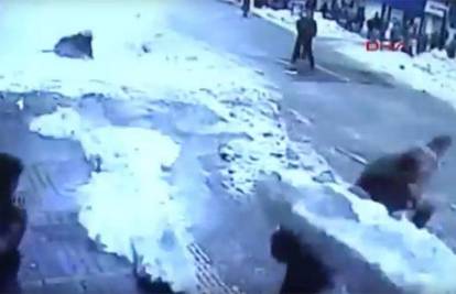 Užas! Prolaznike na ulici žive zakopao odron snijega s krova