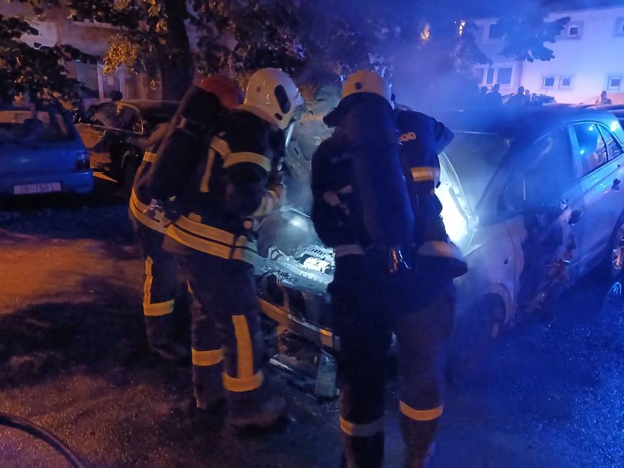 EKSKLUZIVNA SNIMKA Ovako je gorio auto zamjenice županijske državne odvjetnice u  Sl. Brodu!!