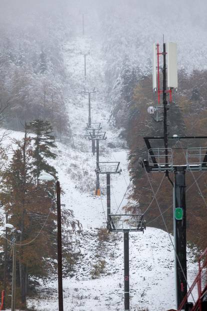 Vrh Radeševa na Platku prekrio je prvi ovosezonski snijeg