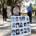 Obitelji nestalih stotinu ljudi poduprlo je siluetama na 'fejsu'