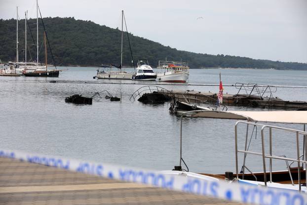Medulin: Požar na brodovima u marini.