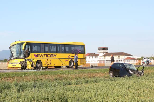 Kako bi izbjegao veću nesreću, vozač busa skrenuo na auto