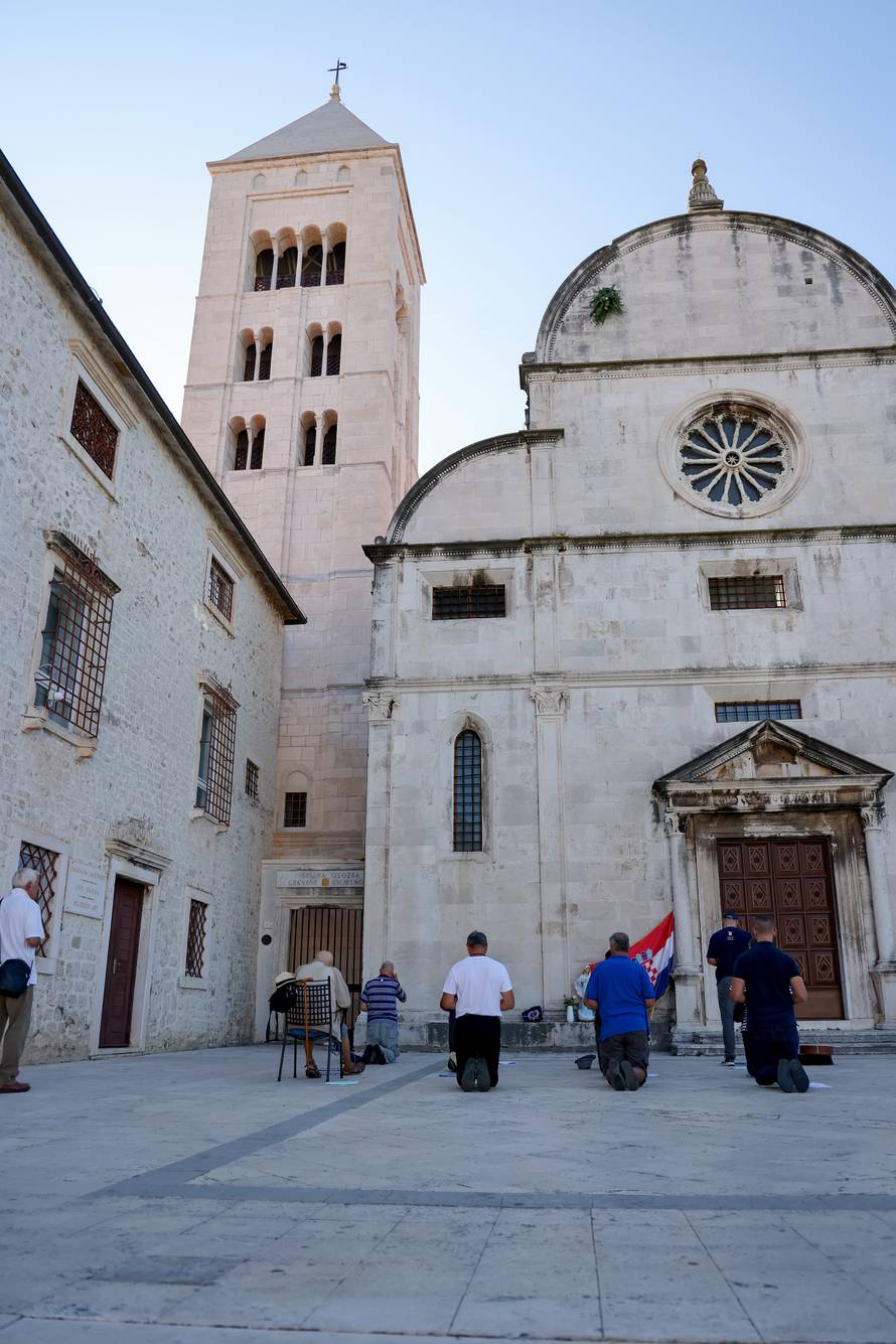 Zadar: Molitelji ispred crkve Sv. Marije