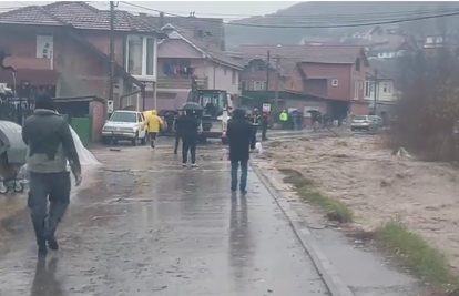 Velike poplave u Srbiji: Bujica odnijela dvoje ljudi, tragaju za njima. Ugrožene su stotine kuća