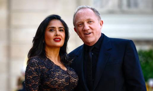 Salma Hayek prošetala crvenim tepihom sa suprugom: Privukla poglede u neobičnoj haljini...